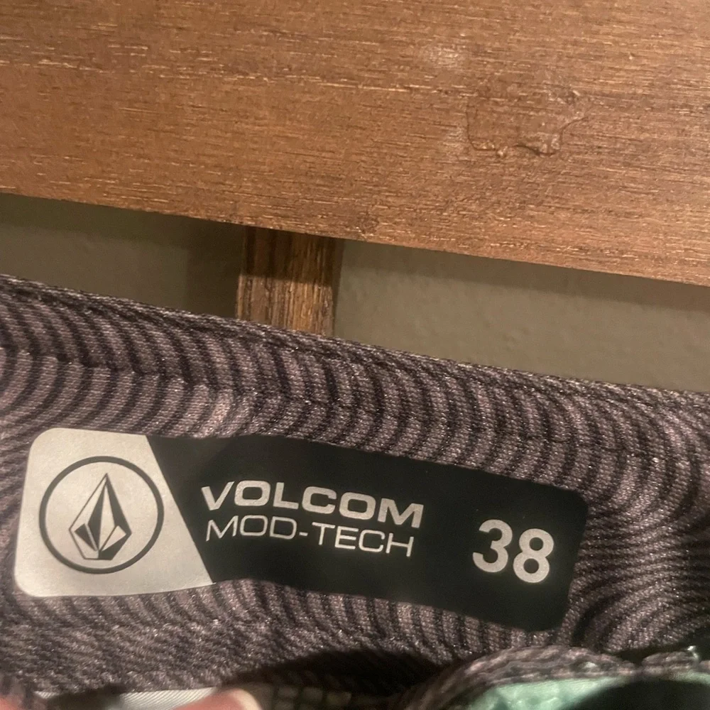 Volcom Teal and Black Floral Board Shorts Size 38‎